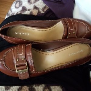 Brown stitch buckle Pump